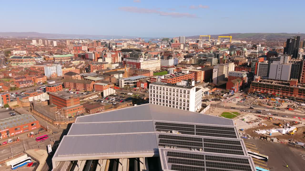 Luftvideo ovenfra av Grand Central Station i Belfast sentrum, Nord-Irland i Storbritannia. Produsert i 4K, 60 FPS og med Rec709-farge.