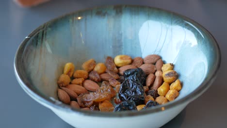 recoger a mano muchas nueces mixtas ,