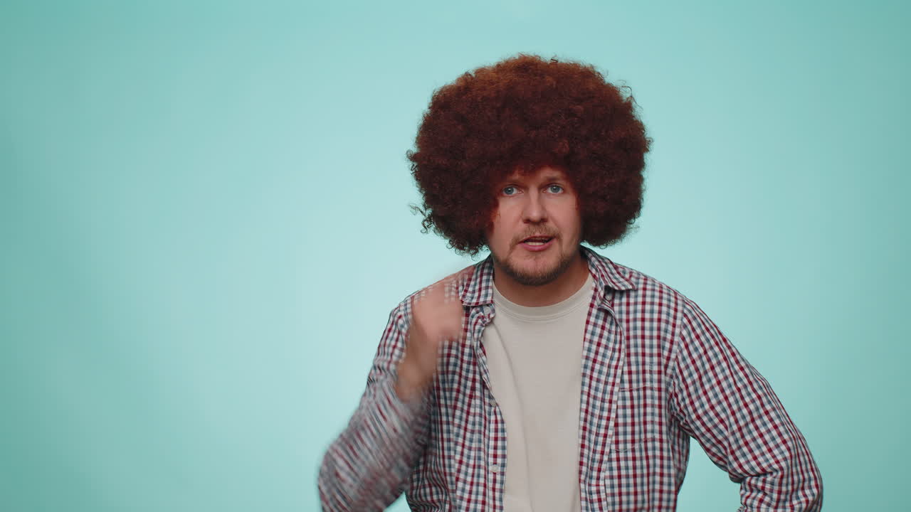 hombre disgustado apuntando a la cámara y mostrando un gesto estúpido, culpando a algún idiota por un plan loco