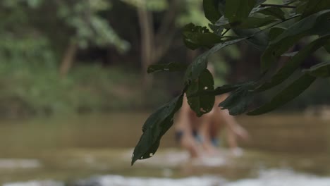 Gente-Vadeando-En-Un-Río-Poco-Profundo-En-Brasil---Desenfocado-En-El-Fondo