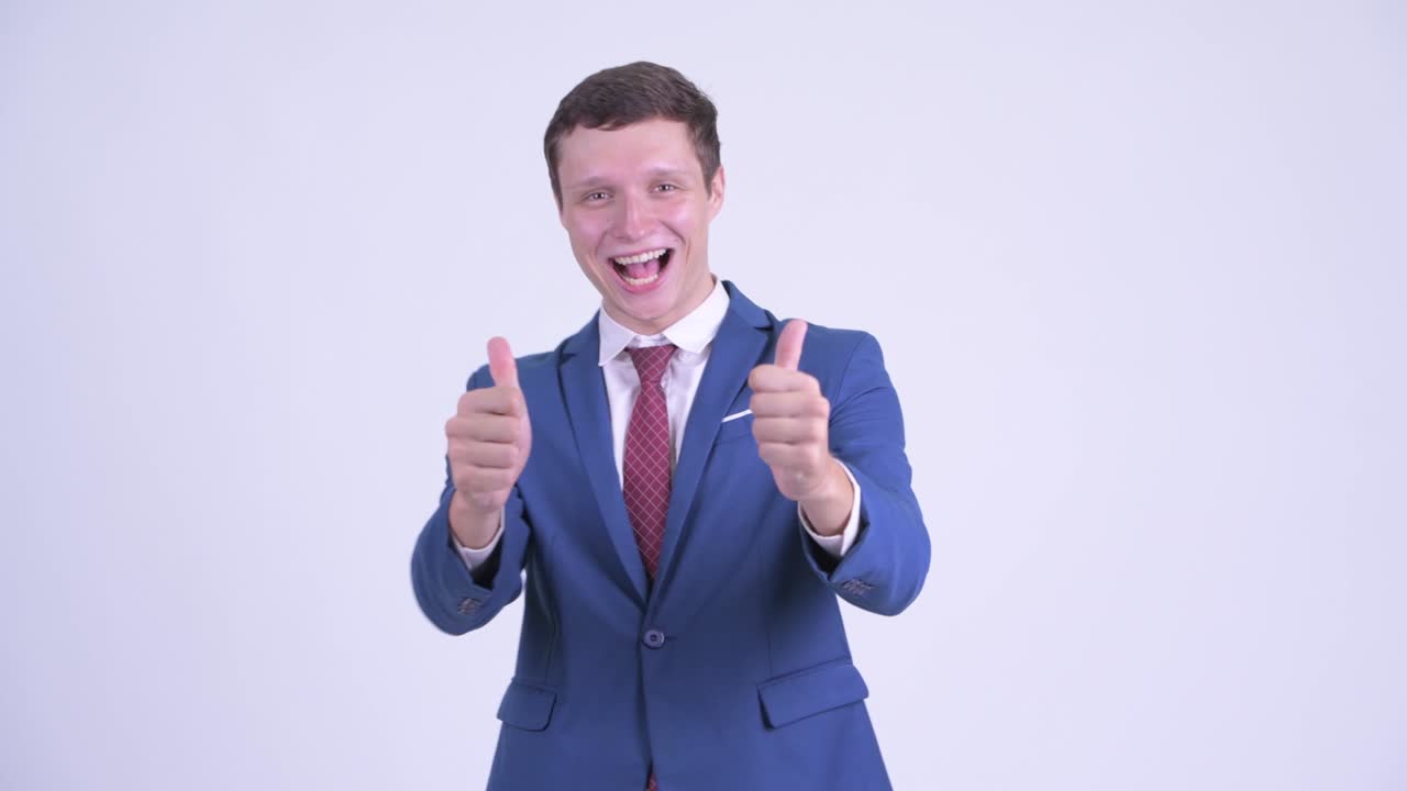 joven feliz y guapo hombre de negocios en traje