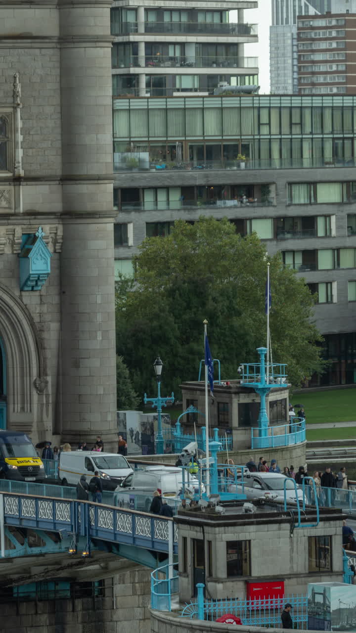 타워 브리지의 타임 스, 런던 수직으로