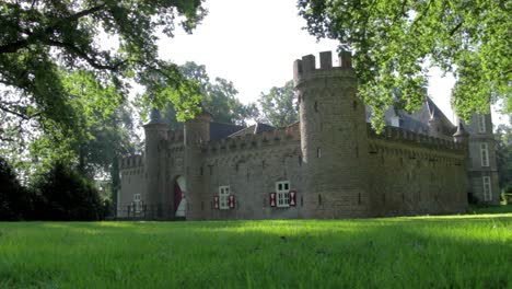 Low-Slider-Aufnahme-Der-Burg-Mit-Grüner-Wiese