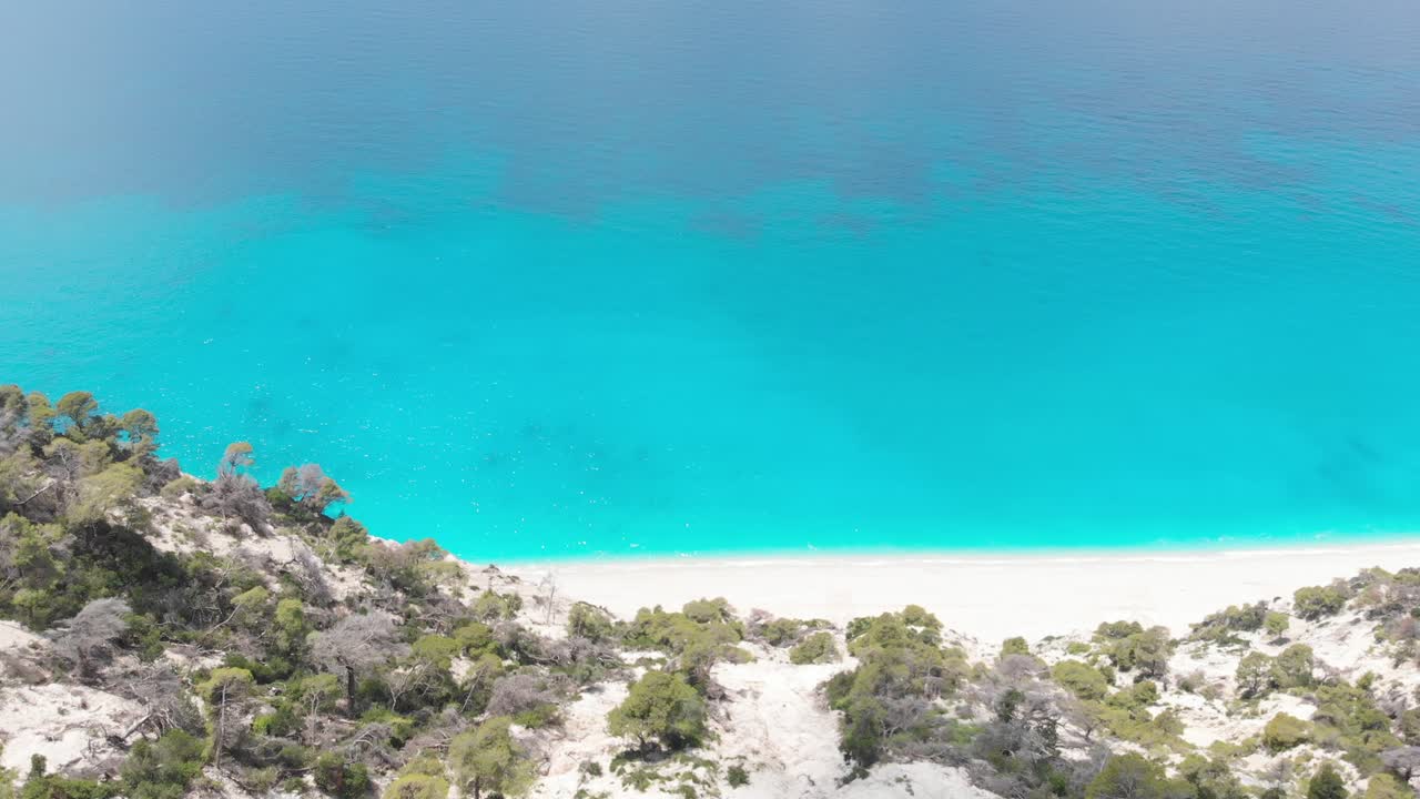 유명한 egremni 해변, 바위 절벽과 파도의 공중 풍경