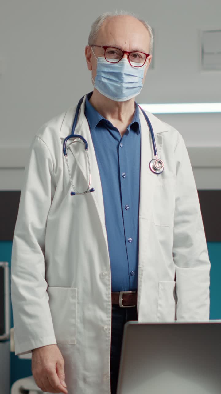El médico con una máscara facial
