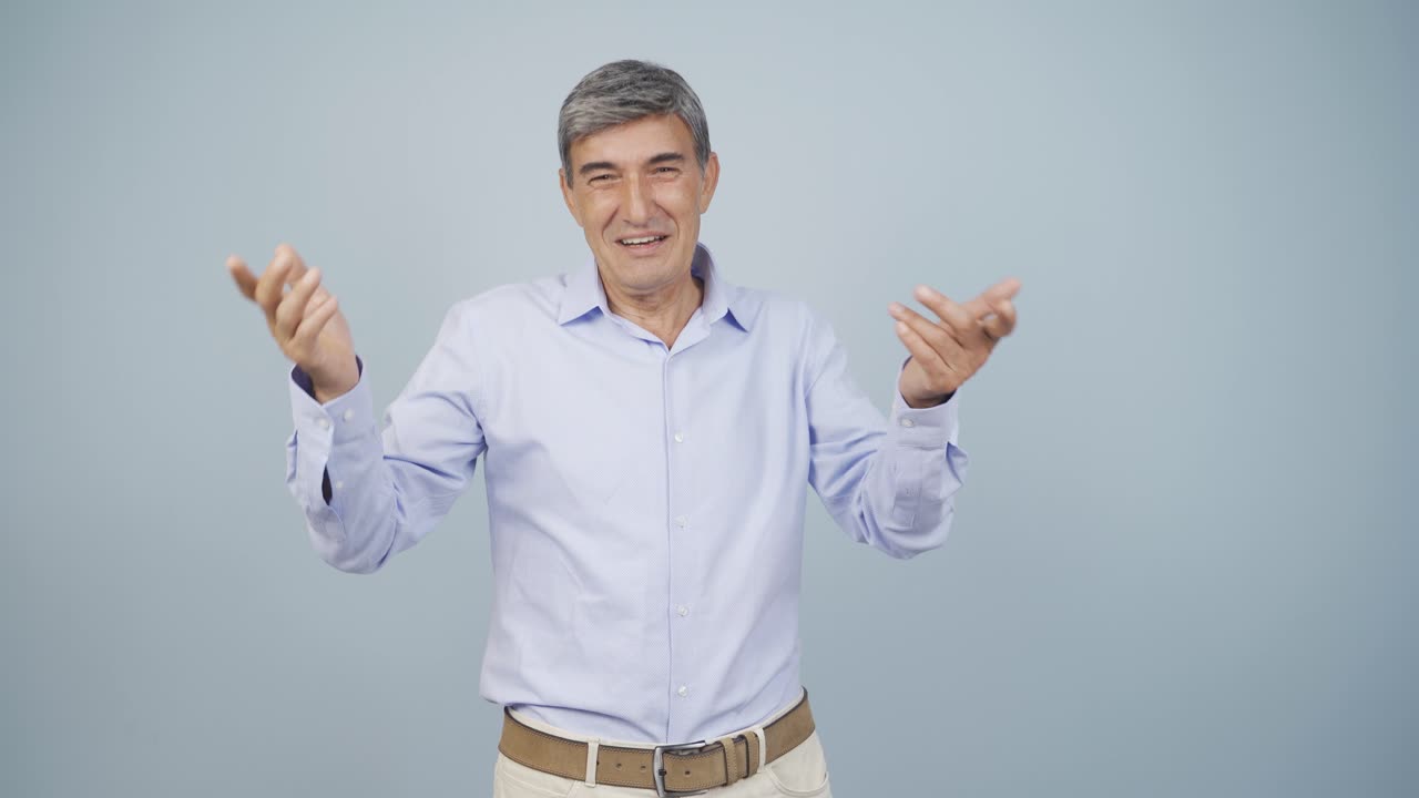 el viejo haciendo una videollamada.