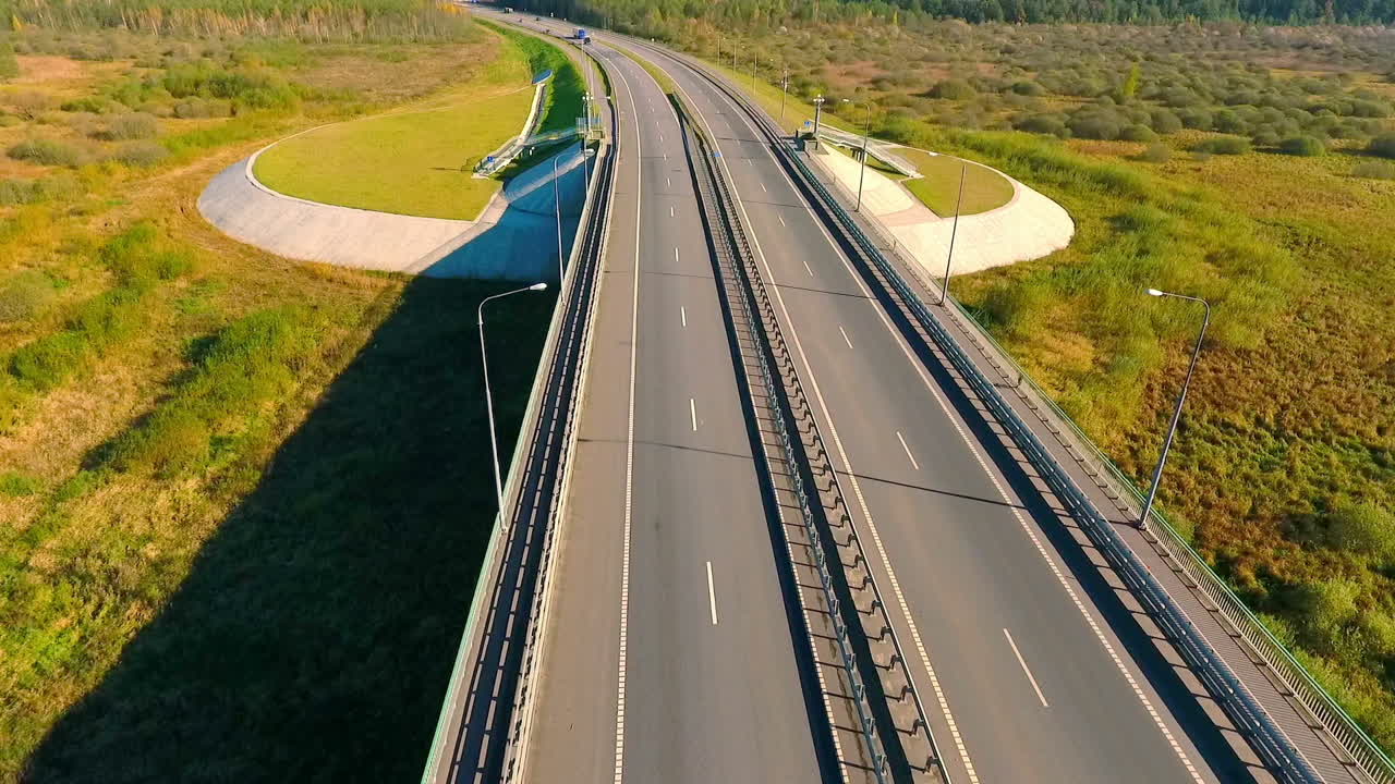 Vista aerea di autostrada. Ponte veicolare. Vista a volo d'uccello del traffico stradale.