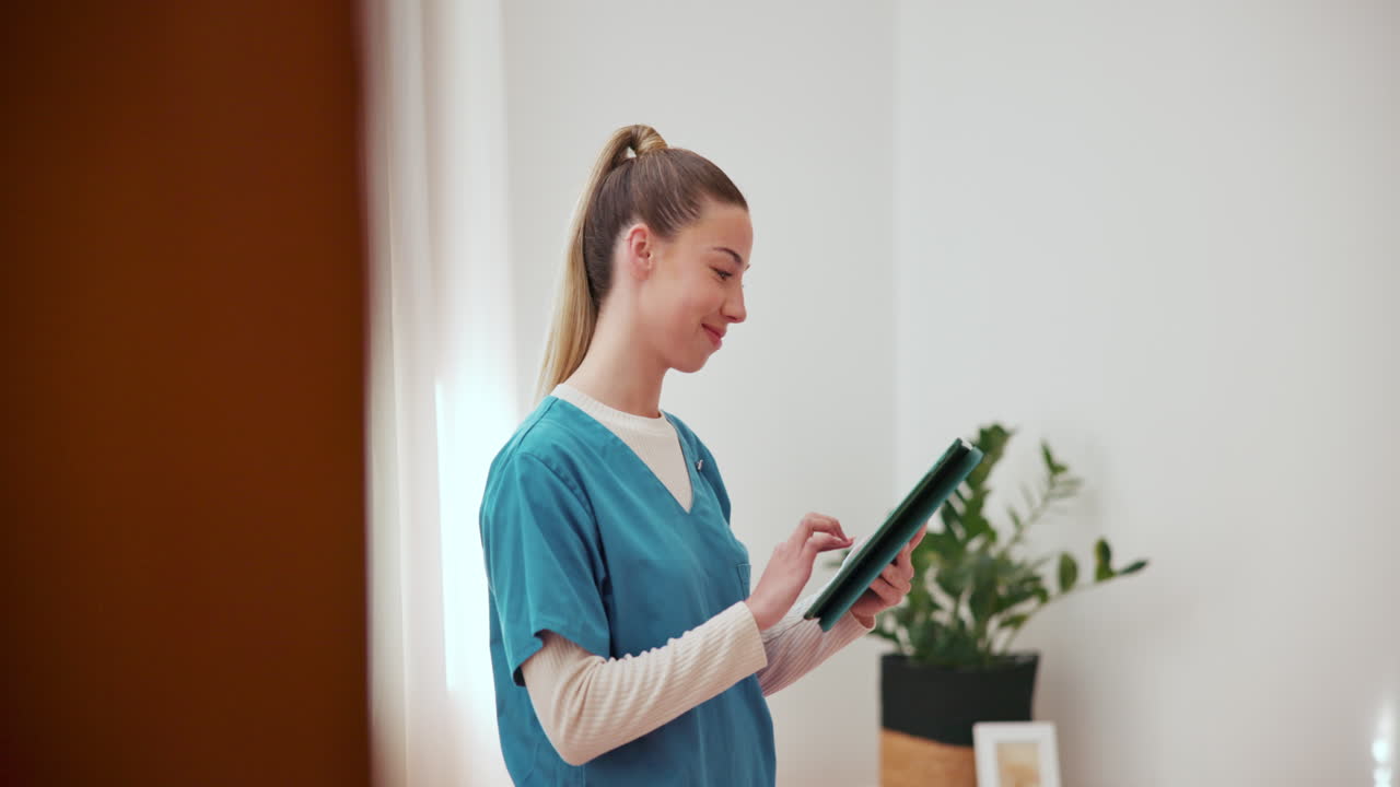 mecanografía, hogar de ancianos o enfermera con resultados de la tableta