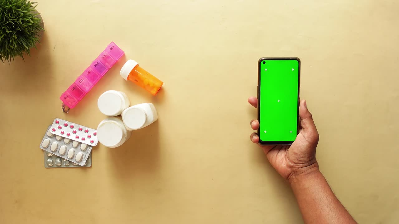 의약품과 스마트폰이 테이블에 있습니다.