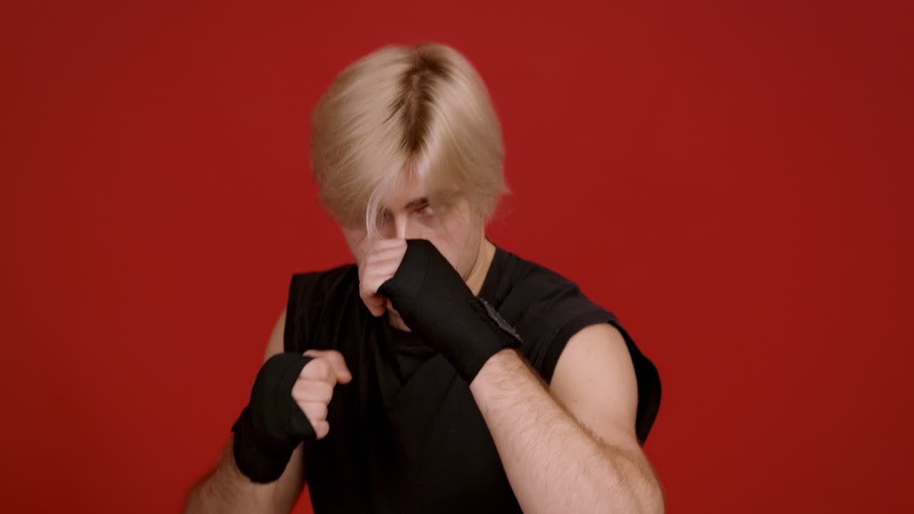 스튜디오에서 권투하는 남자