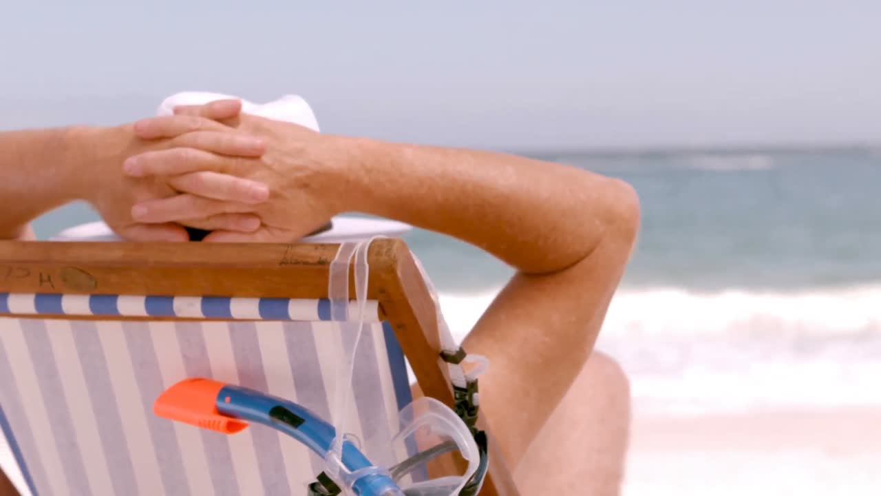 해변 의자 에 앉아 있는 노인