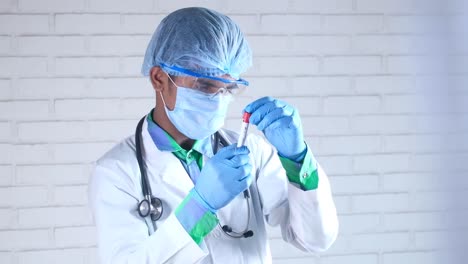 médico que realiza un análisis de sangre