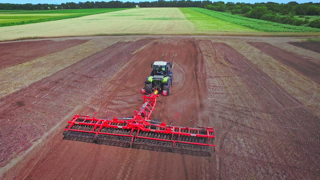 máquinas agrícolas que trabajan en el campo agrícola. campo de arado