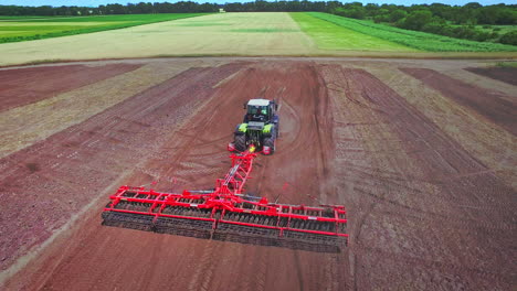 Maquinaria-Agrícola-Trabajando-En-El-Campo-Agrícola.-Campo-Arando