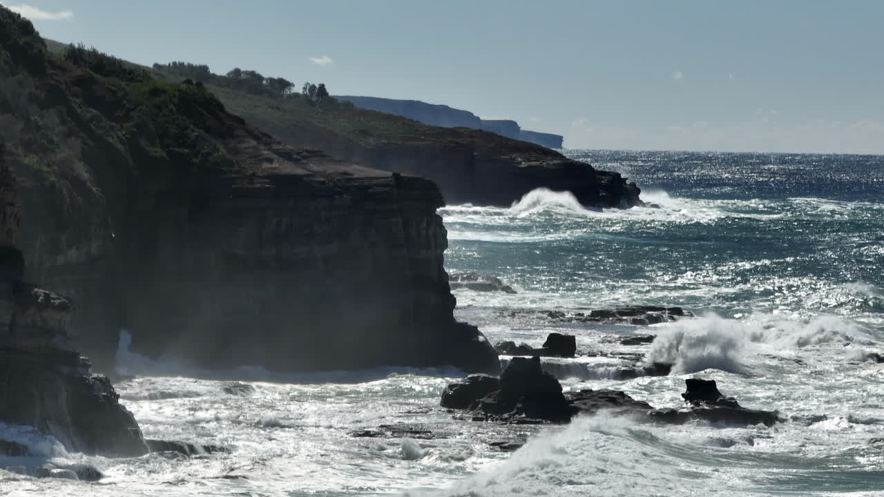 grandes olas salpicando en la costa en las rocas en la costa de australia