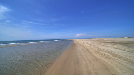 playa vacía viajando durante el bloqueo día soleado francia espiguette
