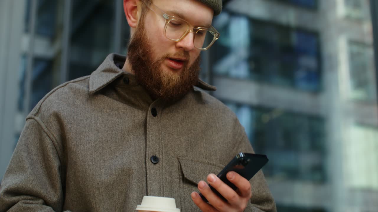 Человек, использующий смартфон на открытом воздухе