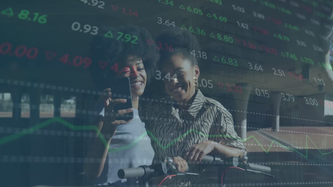 animación de múltiples gráficos y tablero de negociación, diversas amigas hablando selfie en el teléfono inteligente