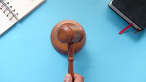 martillo en la mano, reunión legal