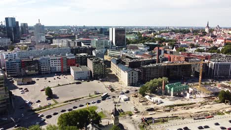 distrito de sadama de la ciudad de tallin en un día soleado, vista aérea de avión no tripulado