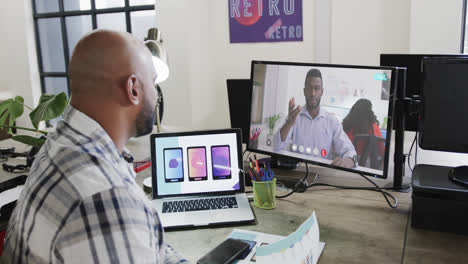 hombre de negocios afroamericano en videollamada con un colega afroamericano en la pantalla
