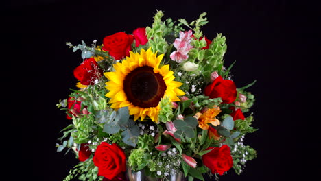ramo flor rosas girasol girando tiro medio