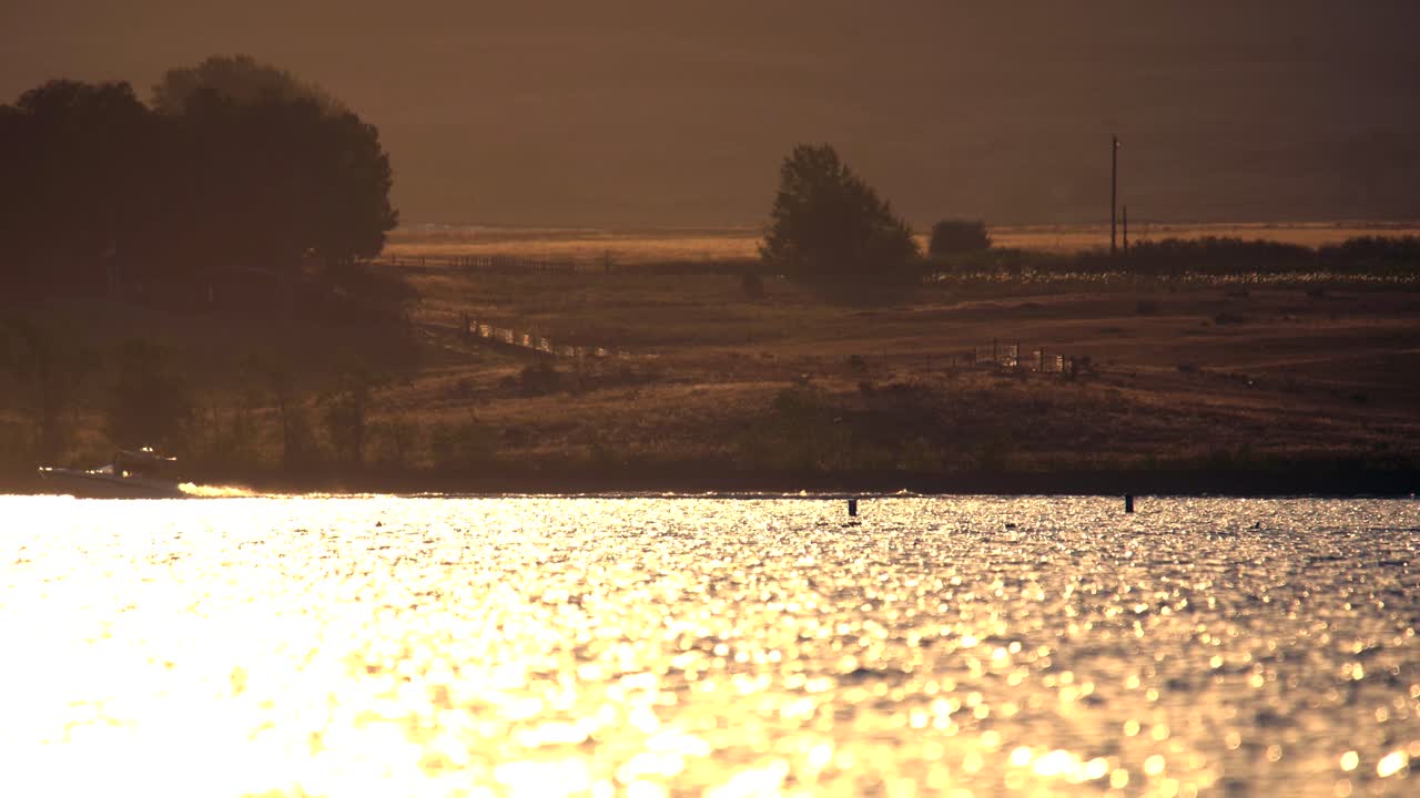 일몰 동안 볼더 저수지에서 수상 스포츠 활동