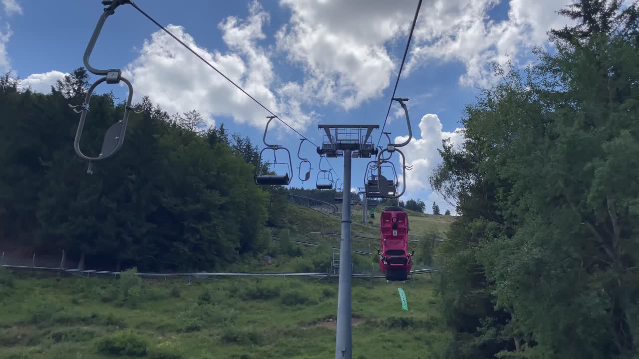 여름에 산악 스키 리프트