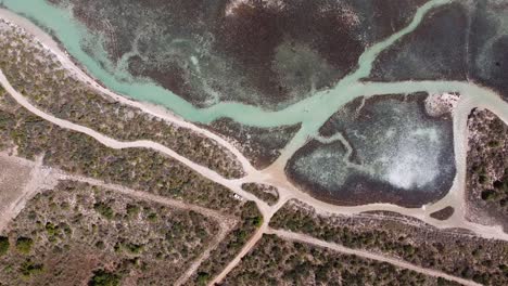 La-Playa-Coconut-Well,-Ubicada-Junto-A-Broome-En-El-Oeste-De-Australia,-Alberga-Una-Laguna-De-Marea-Turquesa-Y-Cientos-De-Piscinas-Rocosas-Del-Tamaño-De-Una-Bañera.