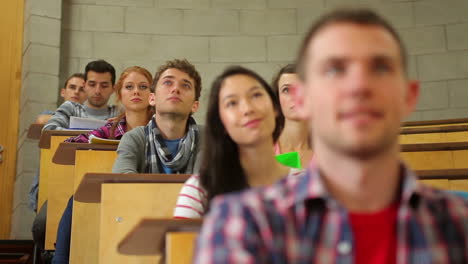 Studenten-Hören-Aufmerksam-Im-Hörsaal-Zu