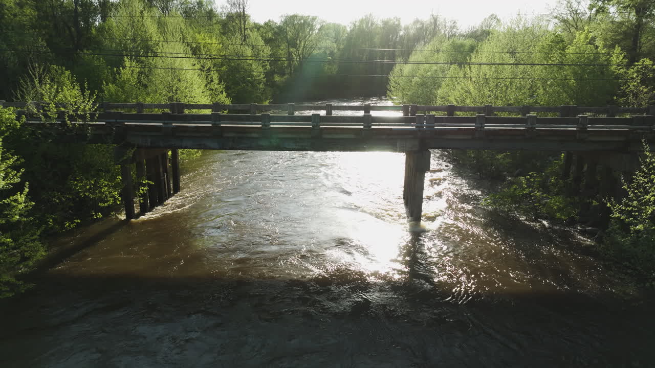 puente sobre el río wolf que fluye a través del bosque en un día soleado en collierville, tennessee, estados unidos