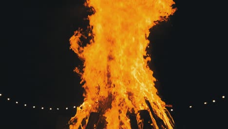 una gran hoguera ardiendo por la noche. cámara lenta. el fondo del gran fuego