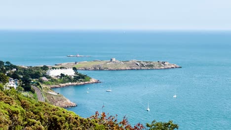 Vista-De-La-Isla-De-Dalkey-Desde-La-Colina-De-Killiney-Con-Veleros-Estacionados-En-Un-Día-Soleado-En-Irlanda