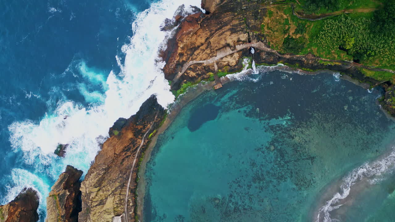 drones bahía turquesa espumando acantilados pedregados laguna azul lavado cabo vista superior