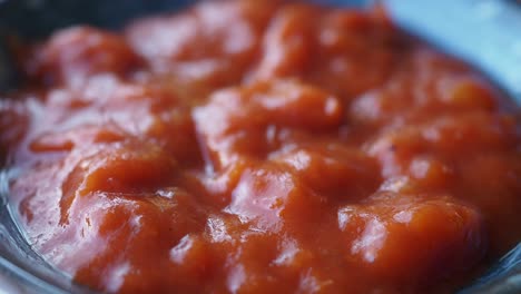 el primer plano de la salsa roja