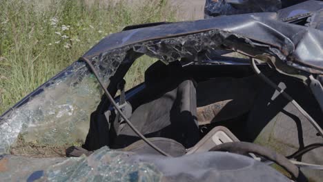 cobertura de noticias tiro editorial de parabrisas de coche accidente destrozado en chatarra