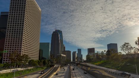 el lapso de tiempo de los coches en la autopista y las nubes en el cielo en la ciudad de los ángeles en california, estados unidos