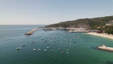 葡萄牙的海<unk>村塞辛布拉 (sesimbra) 的海水清<unk>,