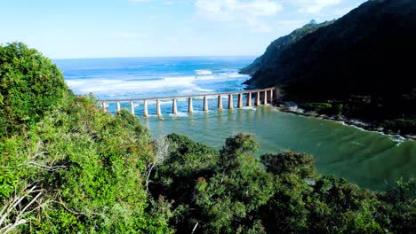 Aufschlussreiche-Brücke-über-Den-Fluss,-Der-Ins-Meer-Mündet