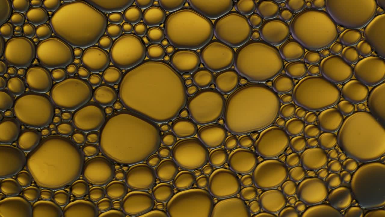 물 위에 떠다니는 기름방울의 다채로운 예술적.