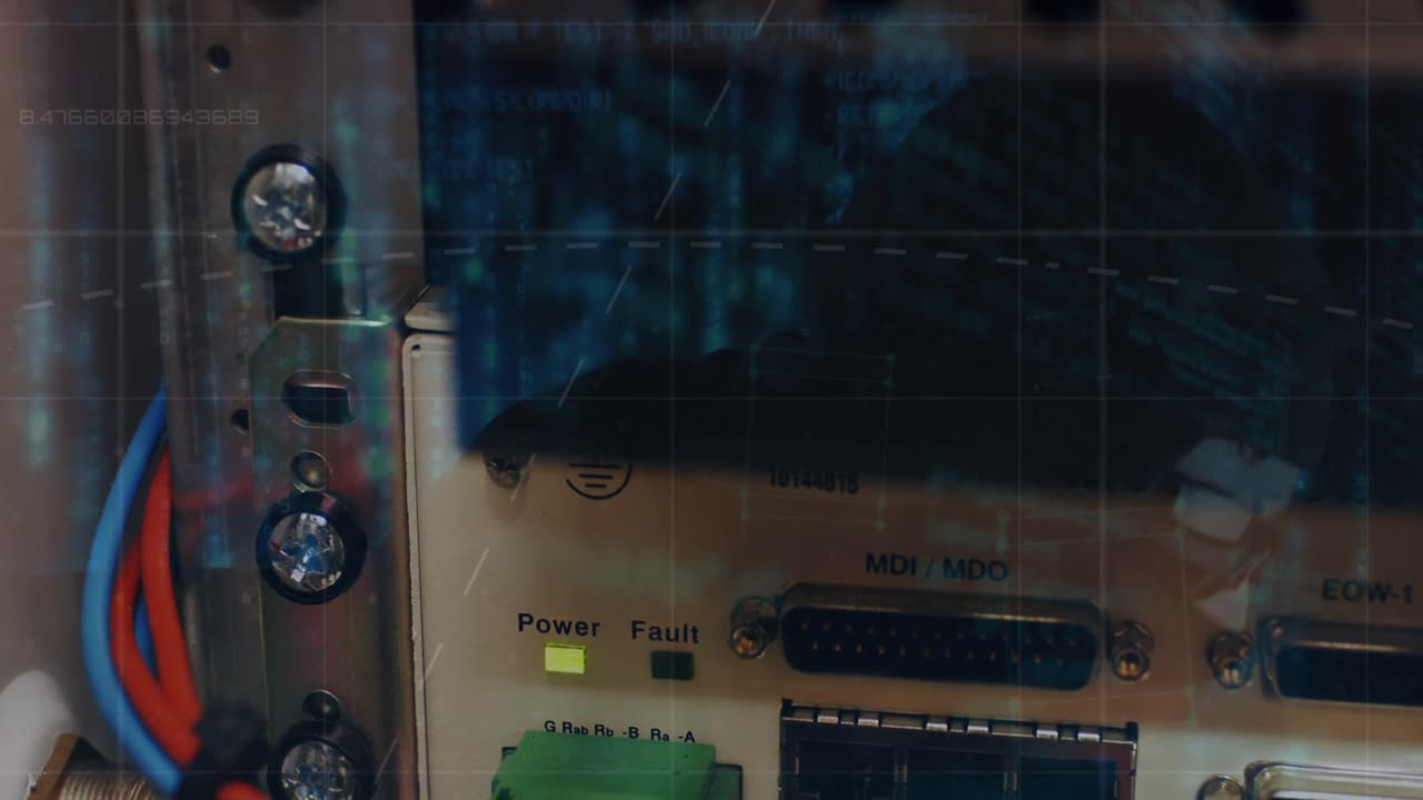 procesamiento de datos en primer plano de un servidor de computadora contra un hacker masculino