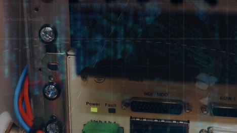 procesamiento de datos en primer plano de un servidor de computadora contra un hacker masculino