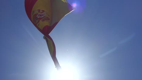 bandera española volando en el cielo azul