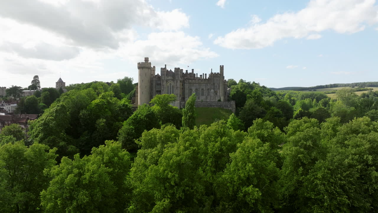 Castello di Arundel circondato da alberi verdi in estate nel West Sussex, Regno Unito - ripresa aerea.