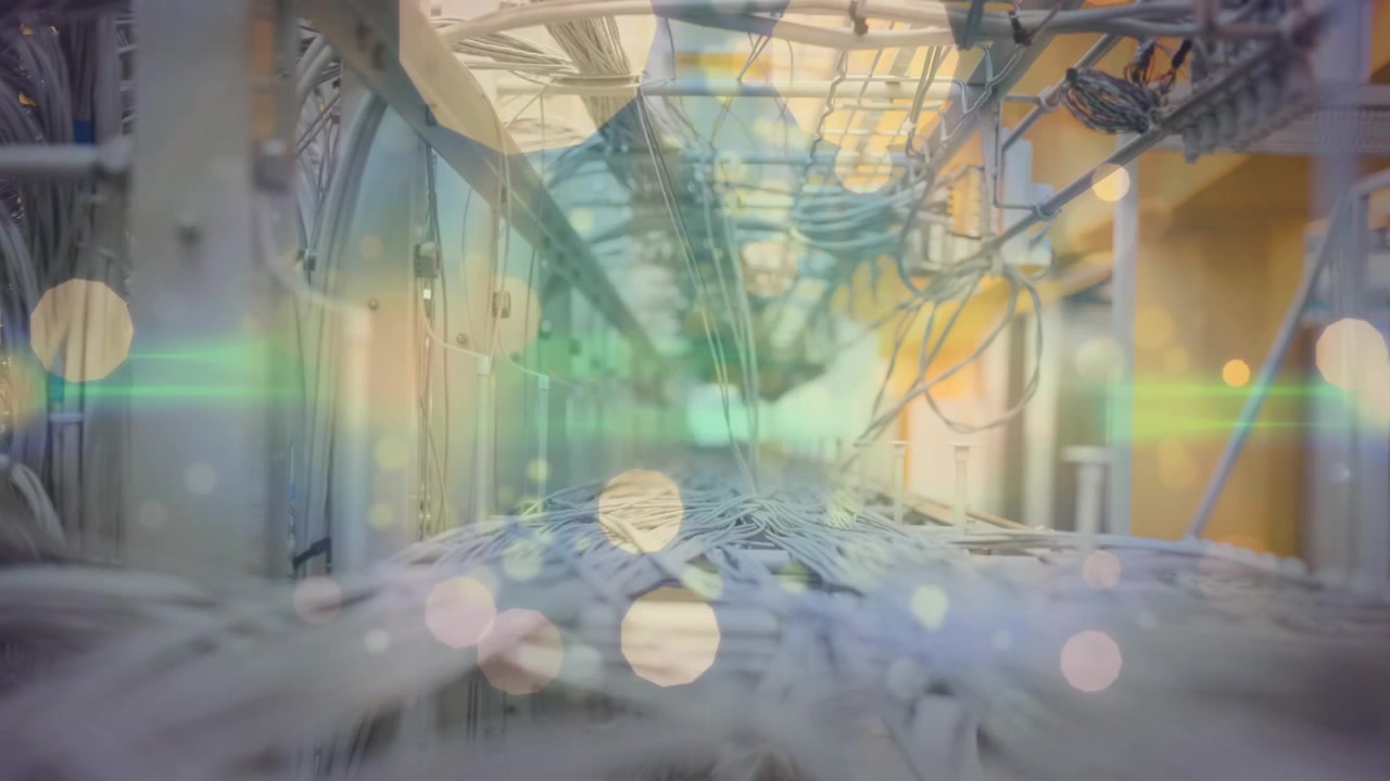 コンピュータの配線の上に光と点が浮かぶアニメーション