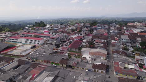 Luftaufnahmen-über-Den-Dächern-Von-Gebäuden-In-Filandia,-Quindío-In-Kolumbien