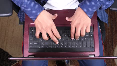 persona escribiendo en una computadora portátil