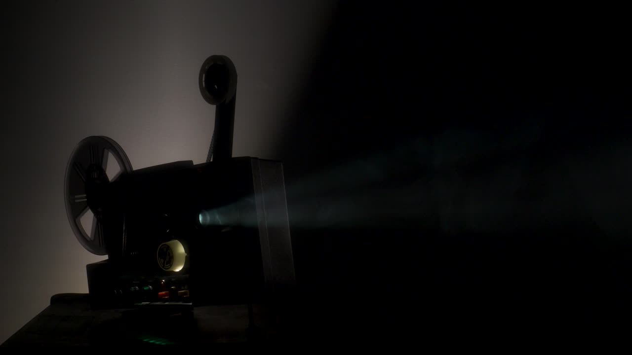 연기가 자욱한 방에 있는 슈퍼 8 필름 영사기