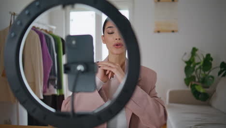 blogger mujer filmando tutorial de maquillaje en la casa de primer plano. revisión de chica que habla