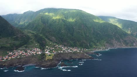 clip de drones en lo alto de la costa de madeira